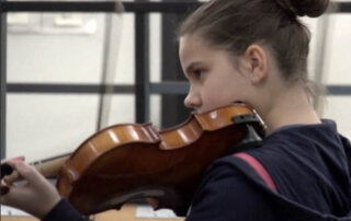 Student playing the violin.